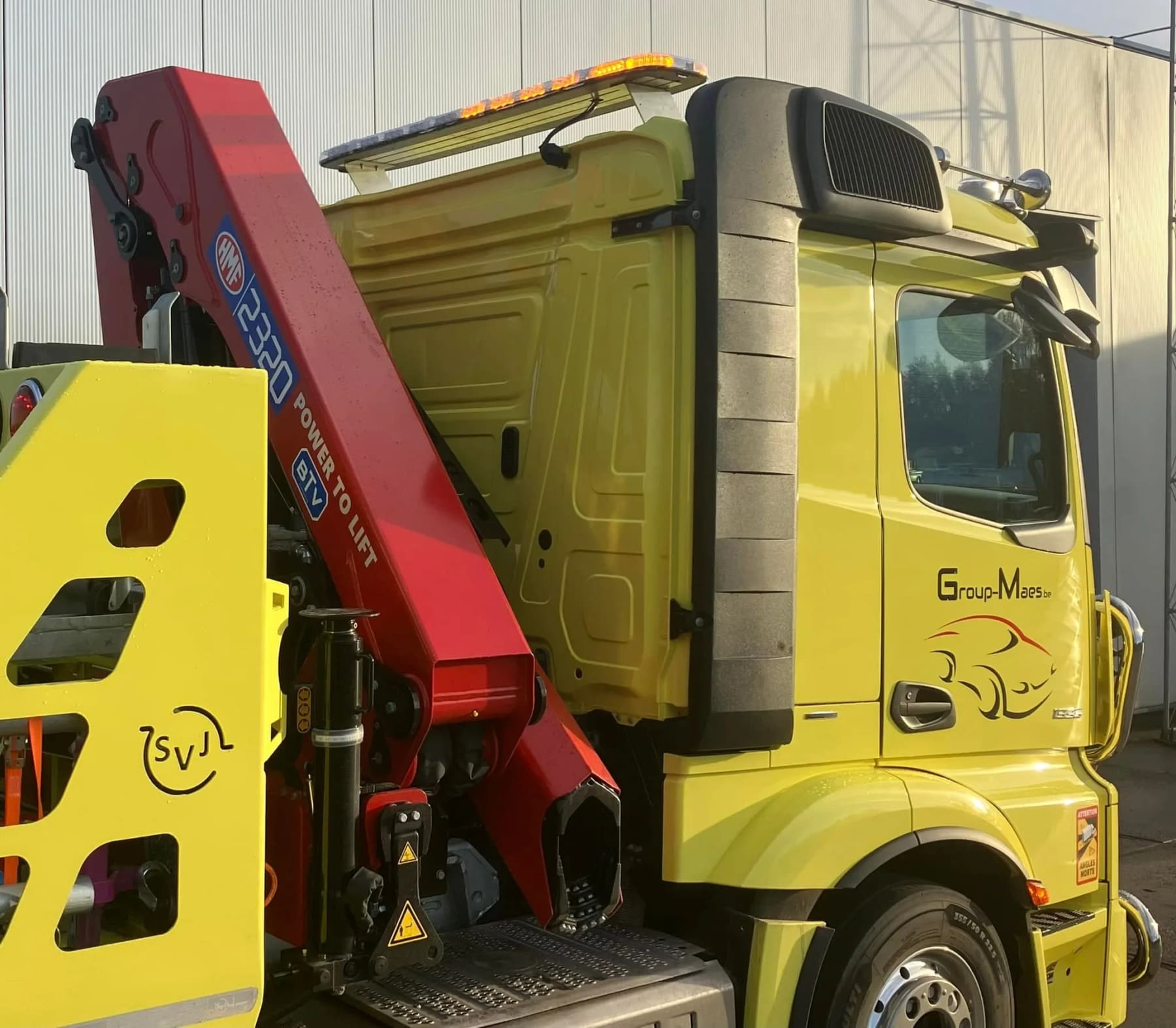 Whelen lichtbalk Cenator: Whelen lichtbalk Cenator 72” met kalenderlampen ION-V. We wensen onze klant Group Maes veel succes toe met deze prachtige wagen . .